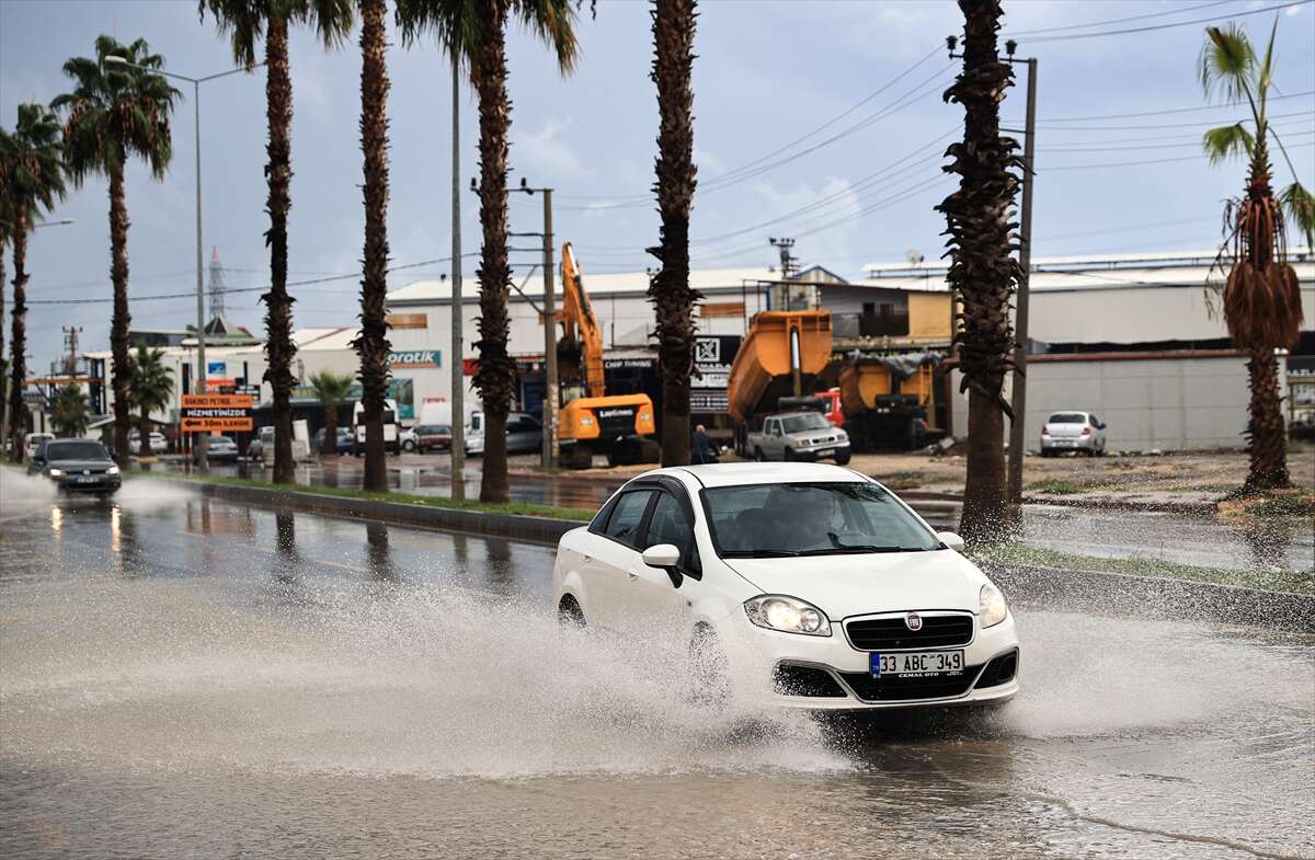 Bir ilimizde sel manzaraları! Yollar göle döndü, ev ve iş yerlerini su bastı 17